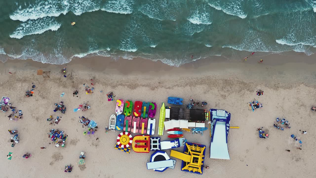스페인 남부의 팔메라스 도시 풍경과 해안선 드론 뷰