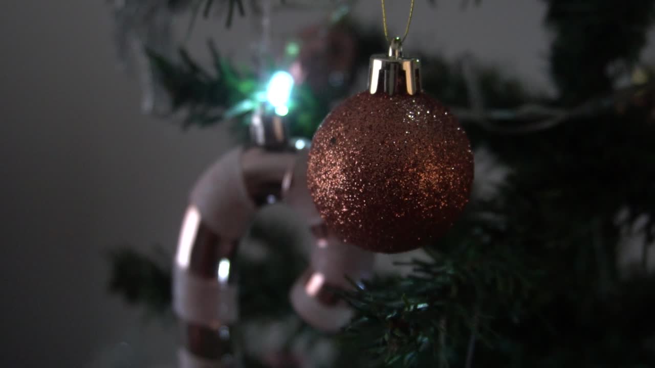 bola decorativa navideña con muchos otros objetos para decorar la casa durante los últimos días del año