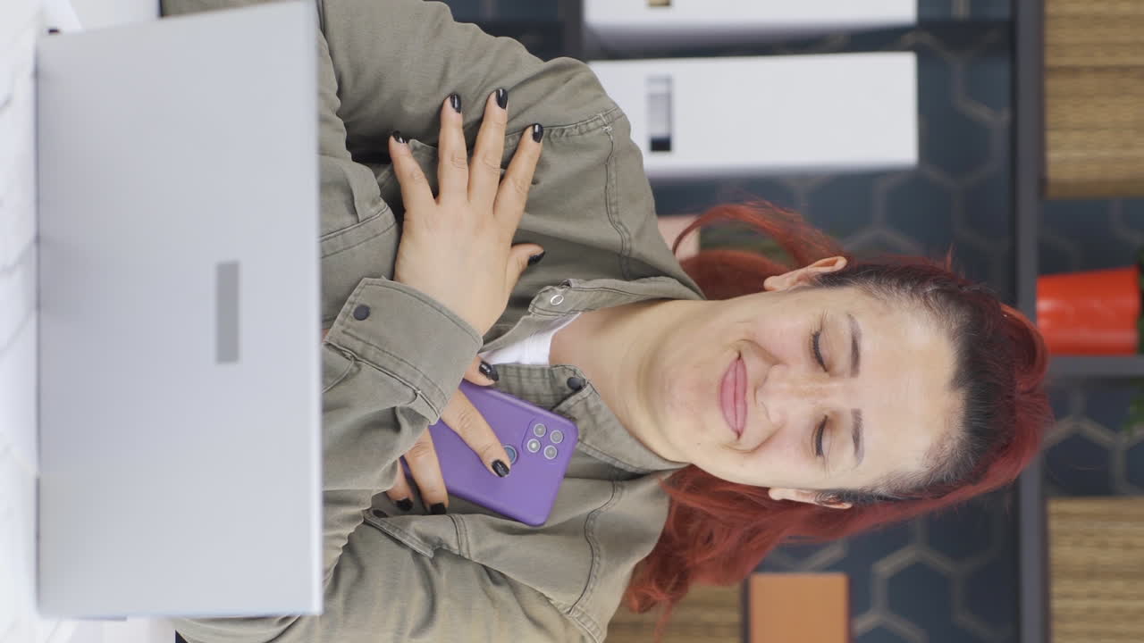 video vertical de una mujer de negocios enamorada sintiéndose feliz.