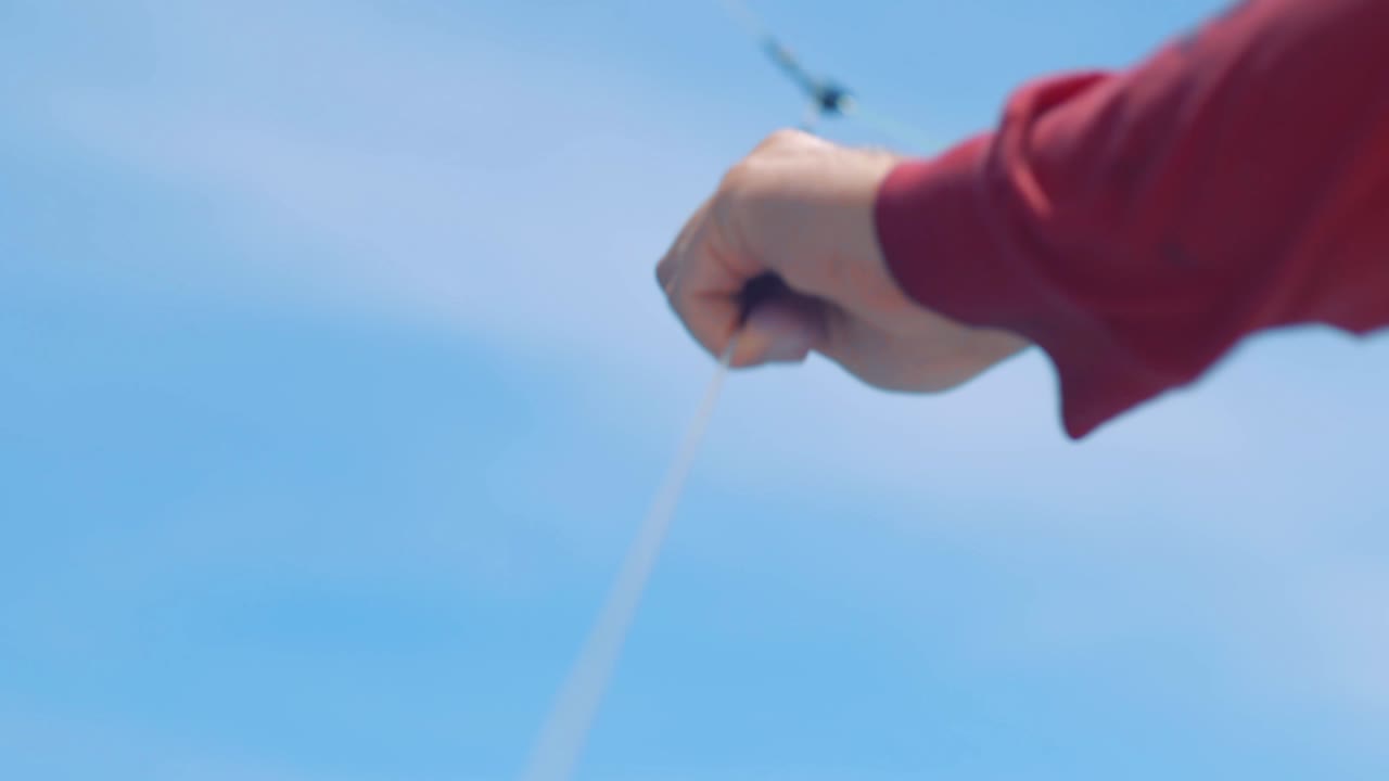 푸른 하늘 배경으로 설정되는 아웃리거 클립과 라인의 클로즈업