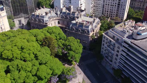 Vista-Aérea-Del-Palacio-De-San-Martín-En-El-Barrio-De-Retiro-Rodeado-De-árboles-En-Primavera,-Cámara-Lenta