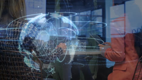 animación del procesamiento de datos y el mundo sobre diversas personas de negocios hablando