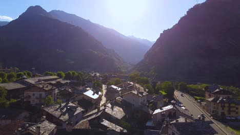 Italienisches-Alpendorf-An-Einem-Sonnigen-Tag,-Luftdrohnenansicht-Mit-Rechter-Bewegung