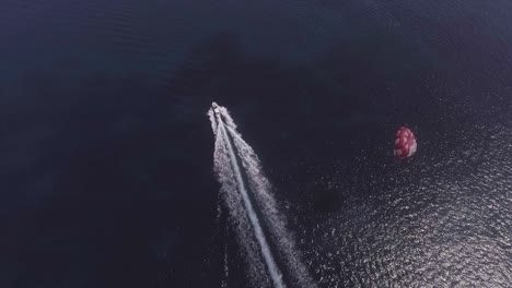 Gute-Antenne-über-Einem-Parasailing-Boot-Auf-Dem-Ozean-In-Malta-2