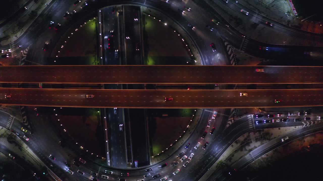 tráfico en círculo por la noche