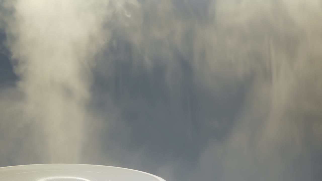 초음파 수분기의  증기 - 공기 수분을 위해 디푸저에서 증기의 흐름 - 집에서 습도를 위해 연기의 끝없는 비디오 루프 - 수분제 및 공기 정제기 - 흡입기에서 분산된 안개