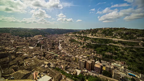 Vista-Panorámica-De-La-Ciudad-Italiana-En-Un-Día-Nublado-En-El-Mirador-De-Pizzo,-Vía-Floridia-En-Sicilia,-Sur-De-Italia-Durante-El-Día-En-Timelapse