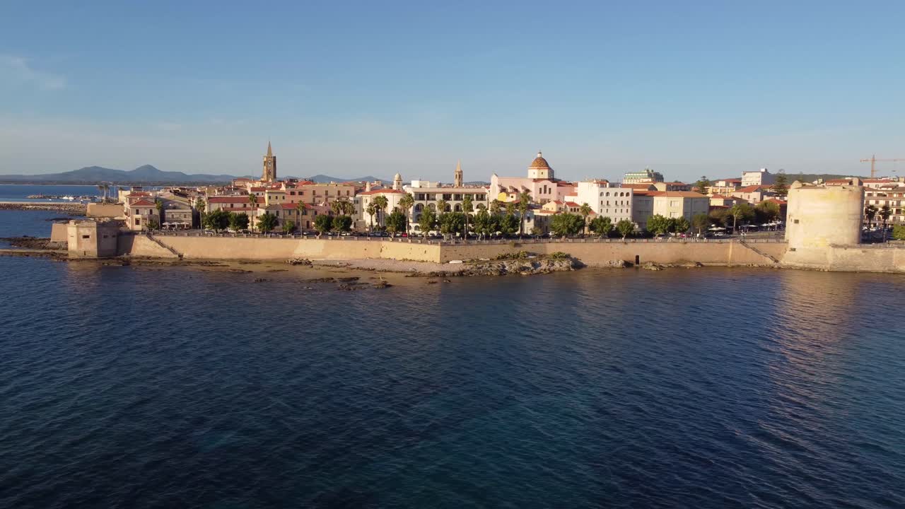 vista aérea de las antiguas murallas de la ciudad en la costa de alghero en italia