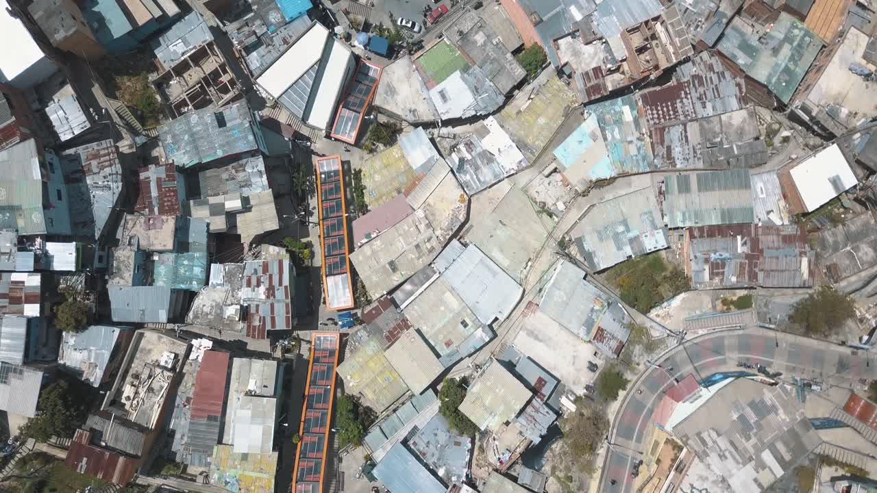 antena de drones, vista de pájaro de los barrios marginales de la comuna 13 y escaleras mecánicas en medellín, colombia