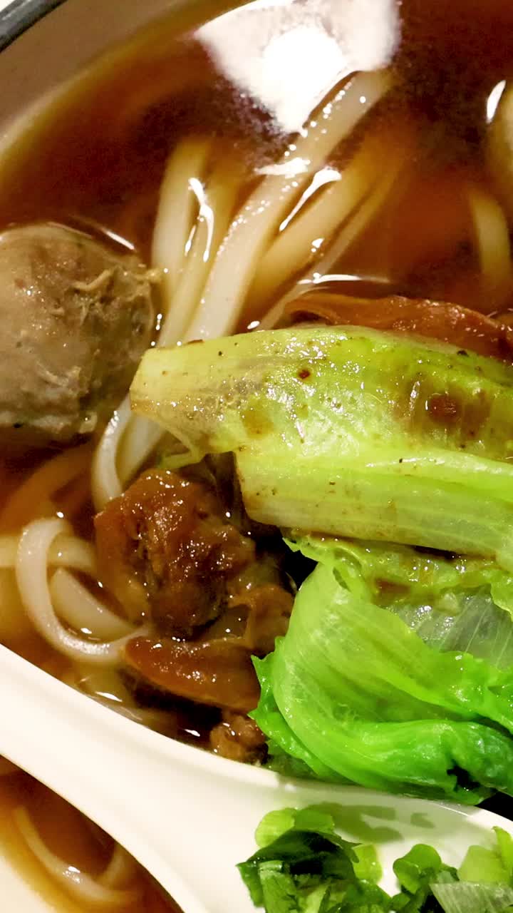 un plato de sopa de fideos con verduras