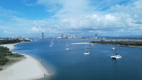 Vista-Aérea-De-Un-Puerto-Seguro-Para-Barcos-En-Un-Día-De-Cielo-Azul-Claro-Con-Un-Horizonte-De-La-Ciudad-En-La-Distancia