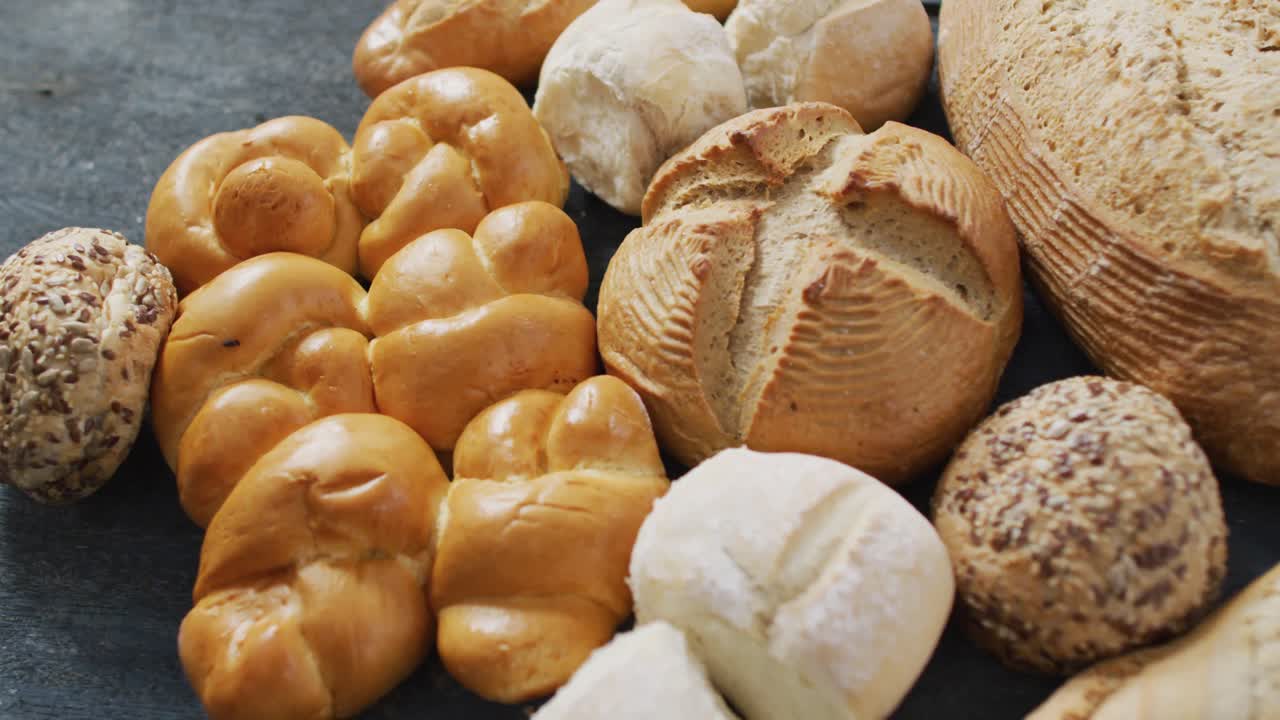 나무 책상 위 에서 볼 수 있는 롤 과  ⁇  의 비디오