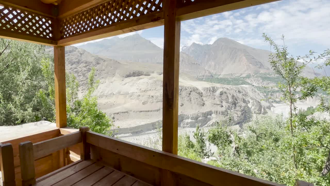 vista del gazebo de celosía en el fuerte altit, hunza, pakistán