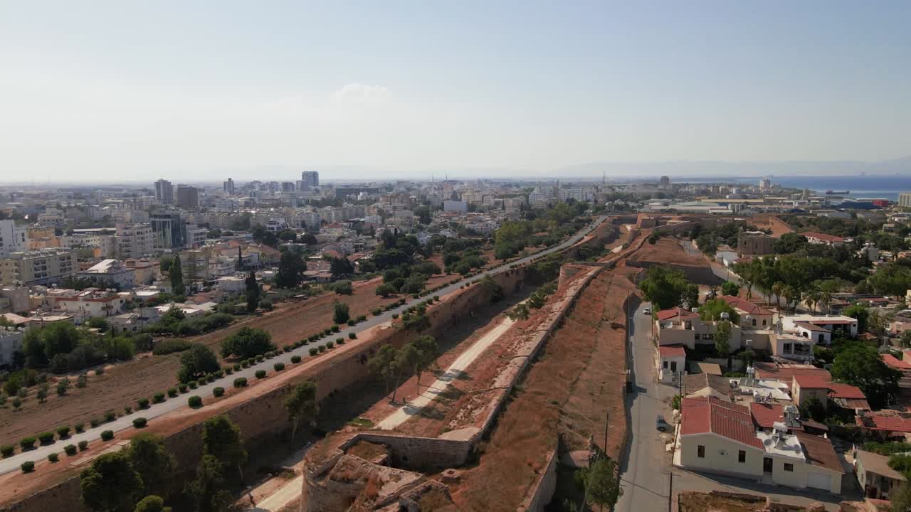 Veduta aerea 4K della Città Murata di Famagosta, centro storico e paesaggi di Varosha a Cipro del Nord