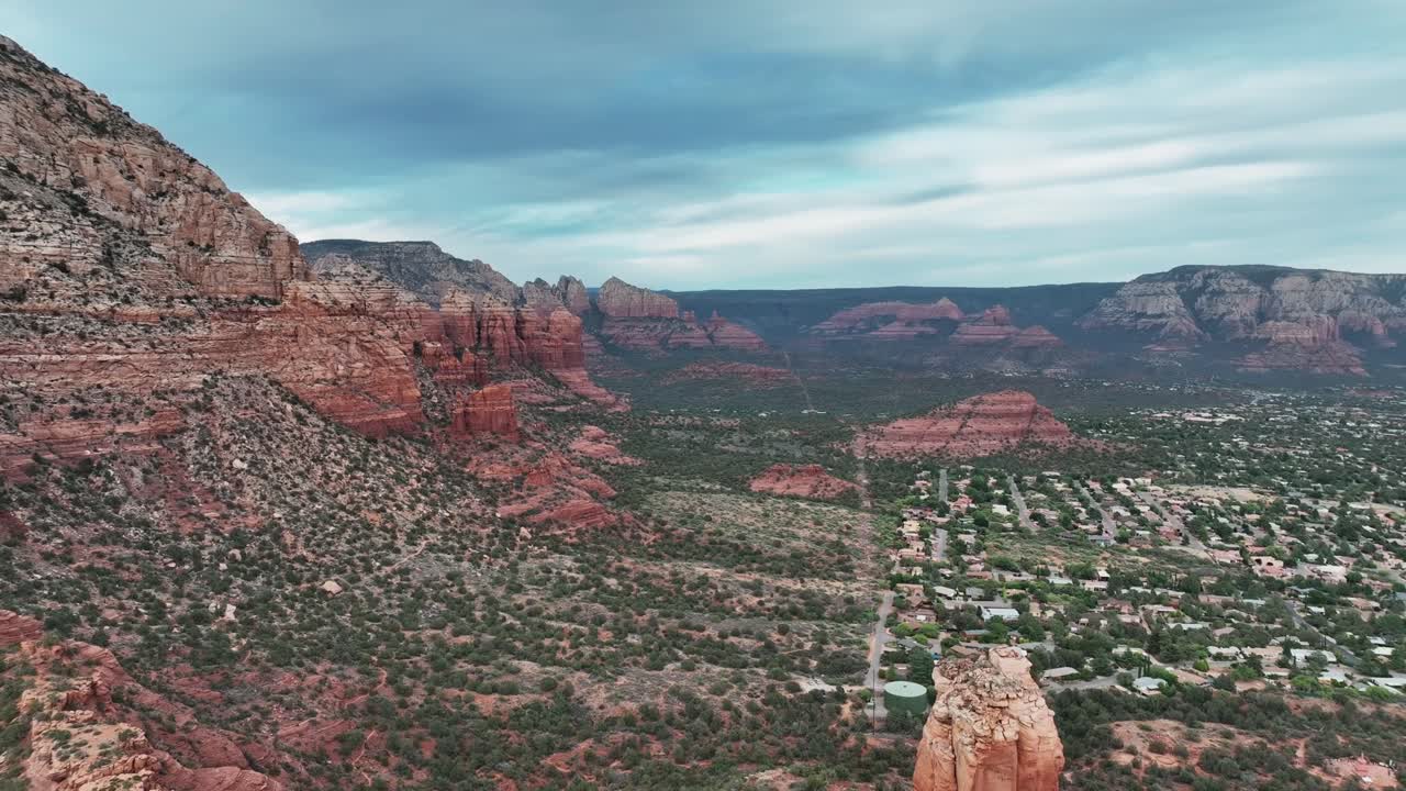 el paisaje urbano reveló una formación rocosa de chimenea en sedona, southwest trek, arizona, ee.uu.