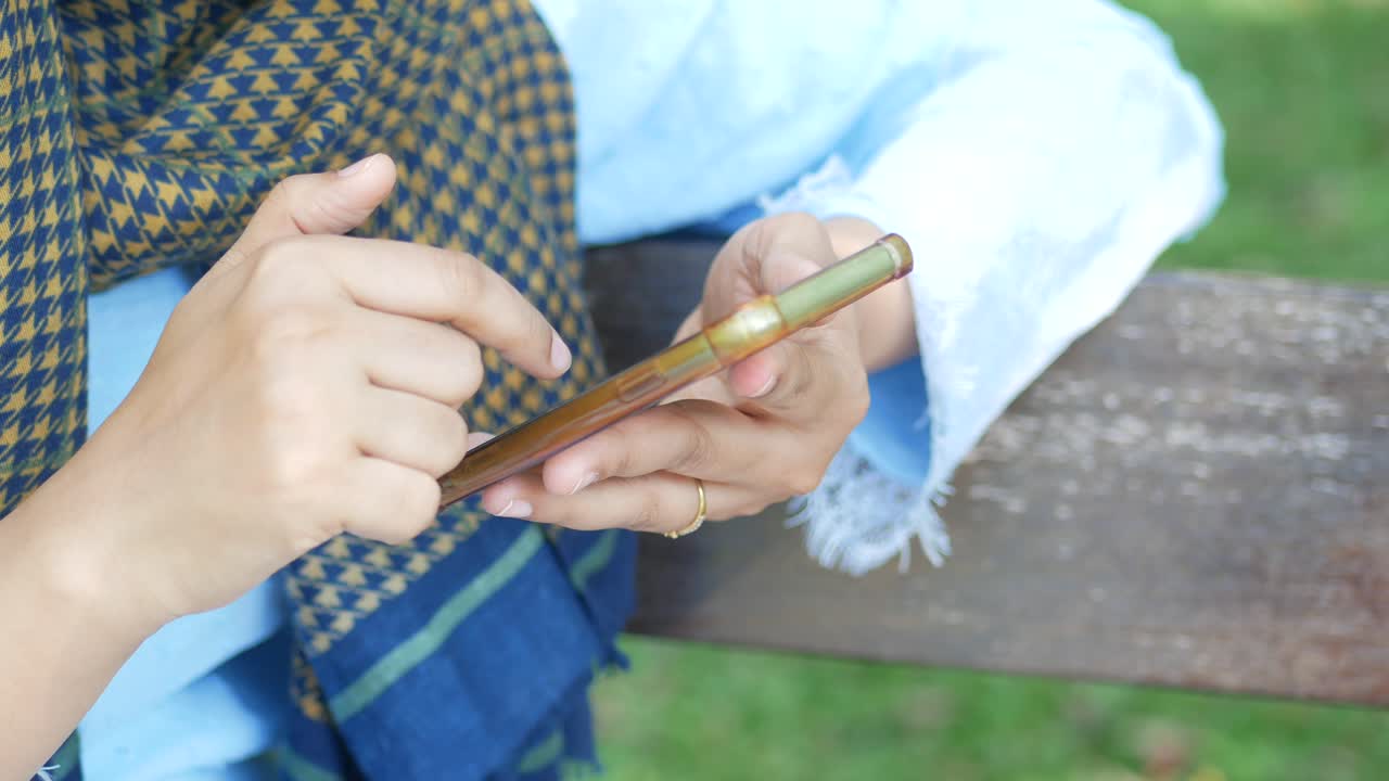 mujer usando el teléfono en un parque