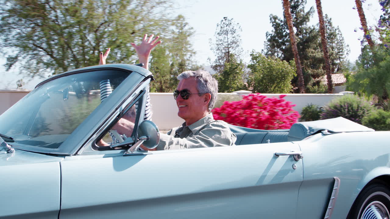 고위 백인 부부는 커버리블, 클로즈업에서 도로에