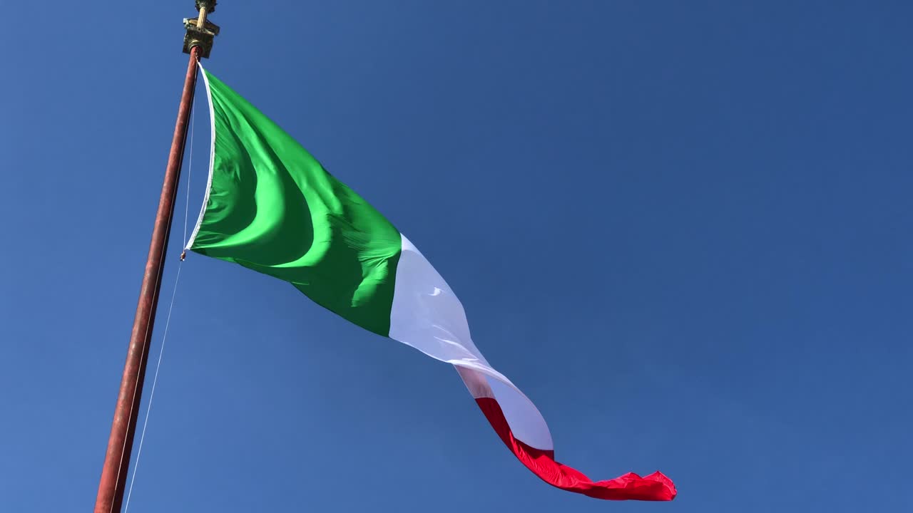 Bandiera italiana che sventola nel vento