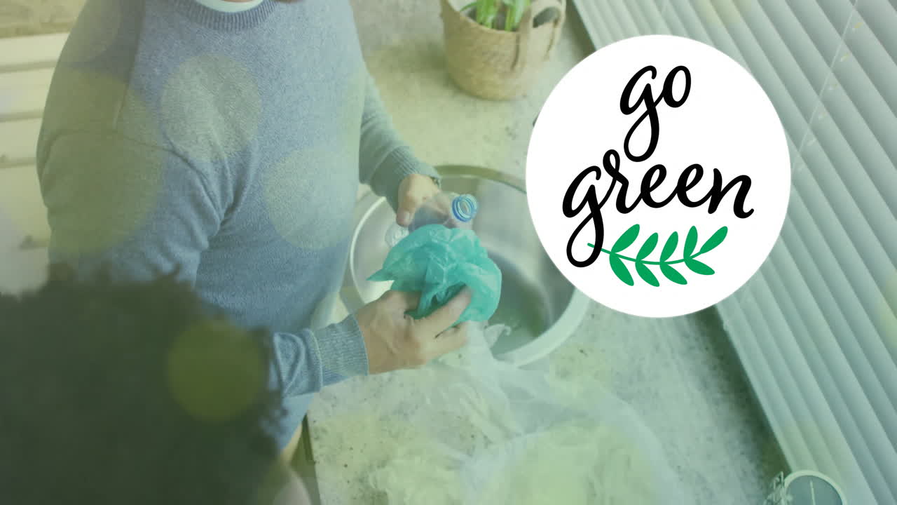 다양한 커플이 플라스틱 병을 분류하는 동안 녹색 텍스트와 밝은 반점의 애니메이션