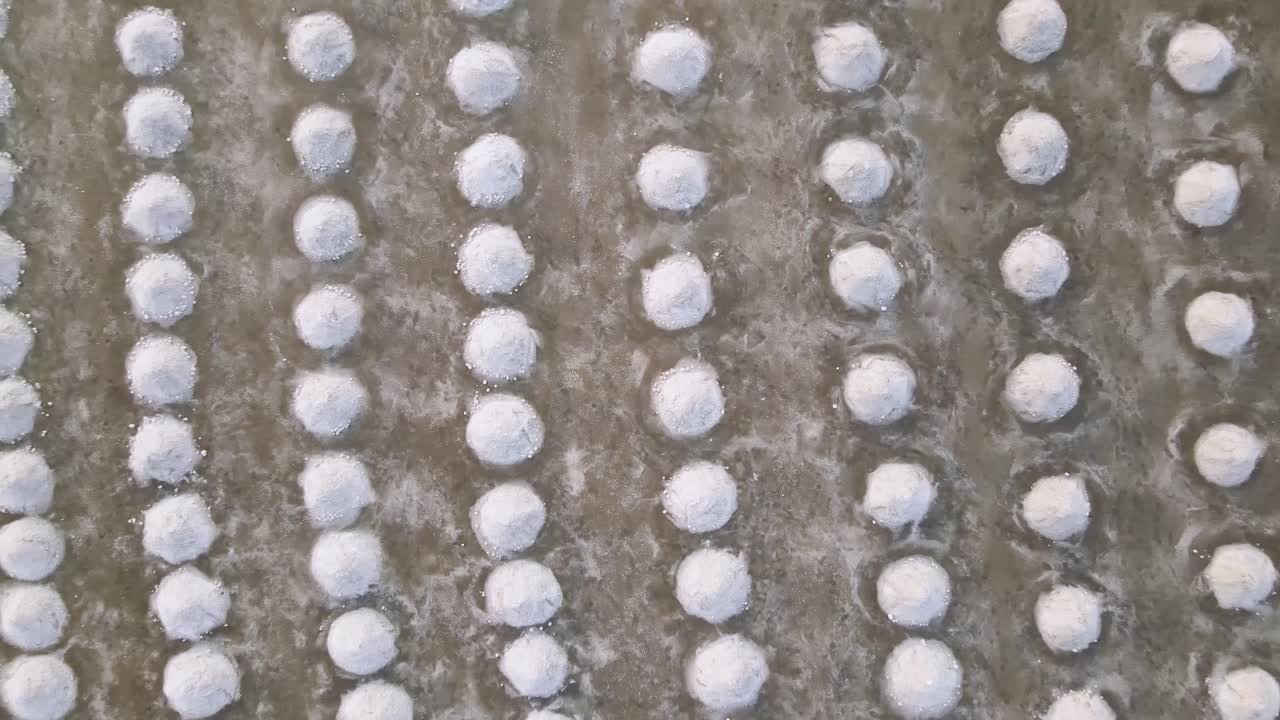 항공 드론은 바다 소금  ⁇ 어리 위에서 탈출 태국