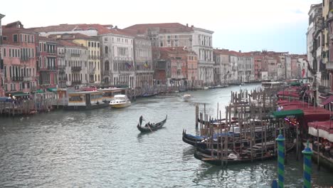 Panoramic-view-of-a-grand-canal-in-Venice,-cinematic-style