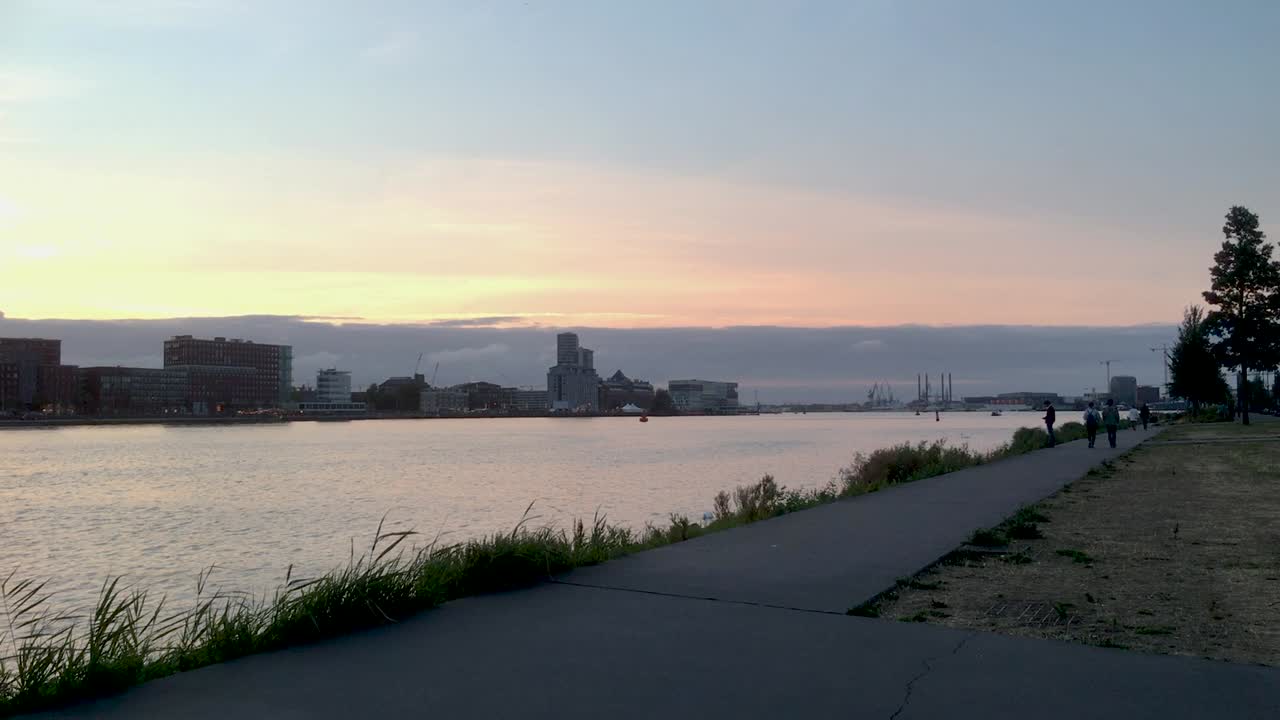 아름다운 일몰을 감상할 수 있는 암스테르담의 ij