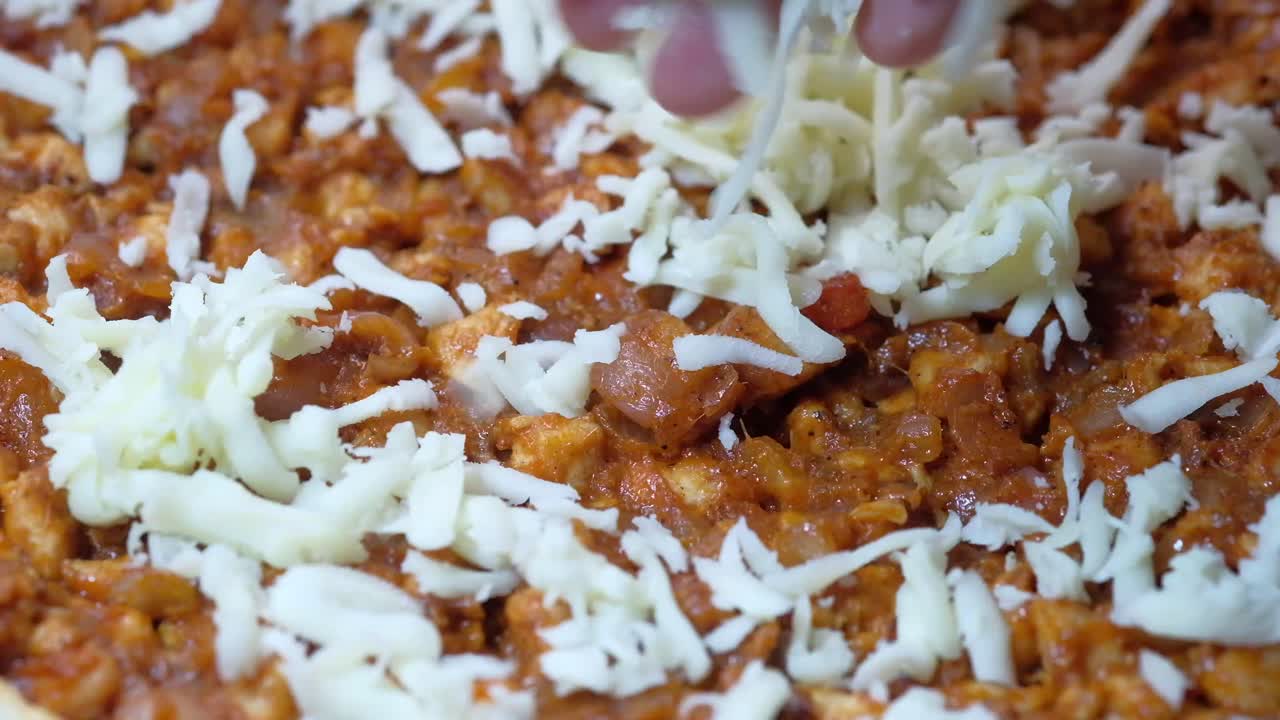 맛있는  피자를 만들고 있습니다.