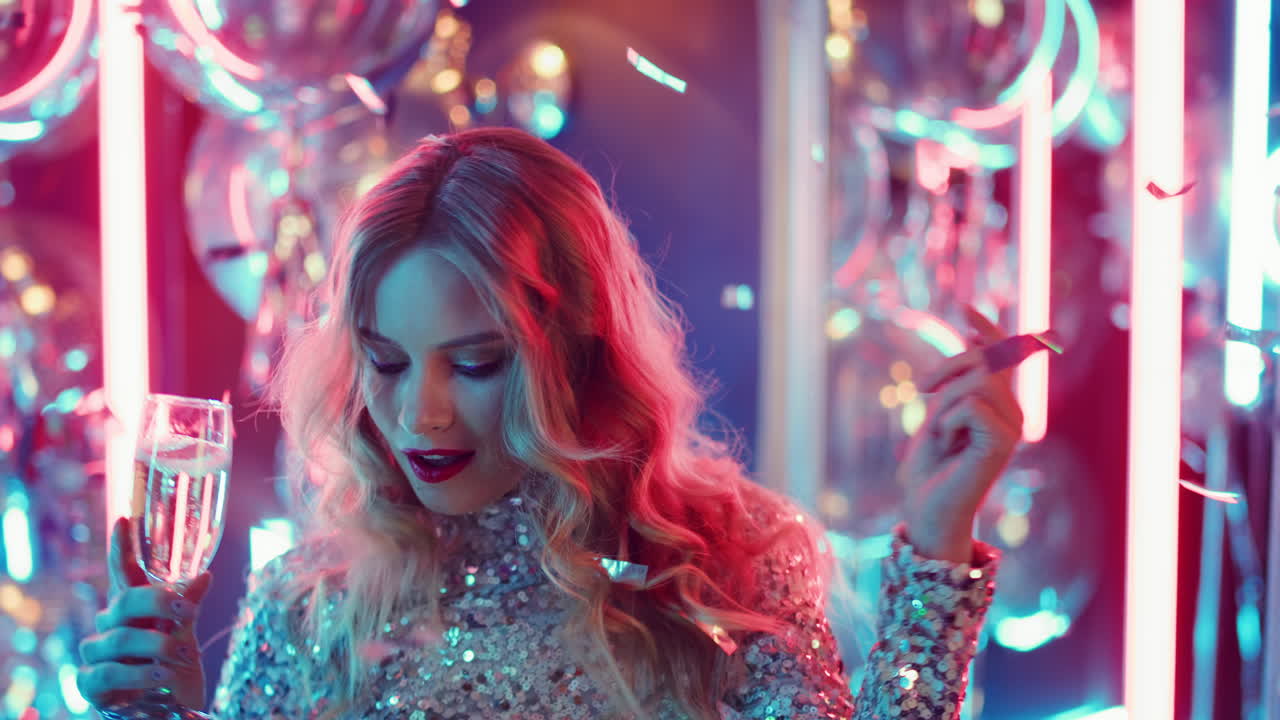 mujer joven de fiesta en un club nocturno. chica relajada bebiendo champán en una fiesta.