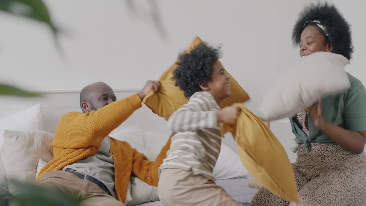 pelea de almohadas en la familia