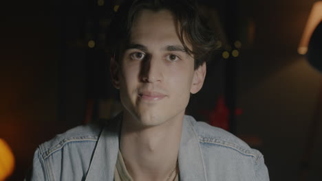 retrato en primer plano de un joven