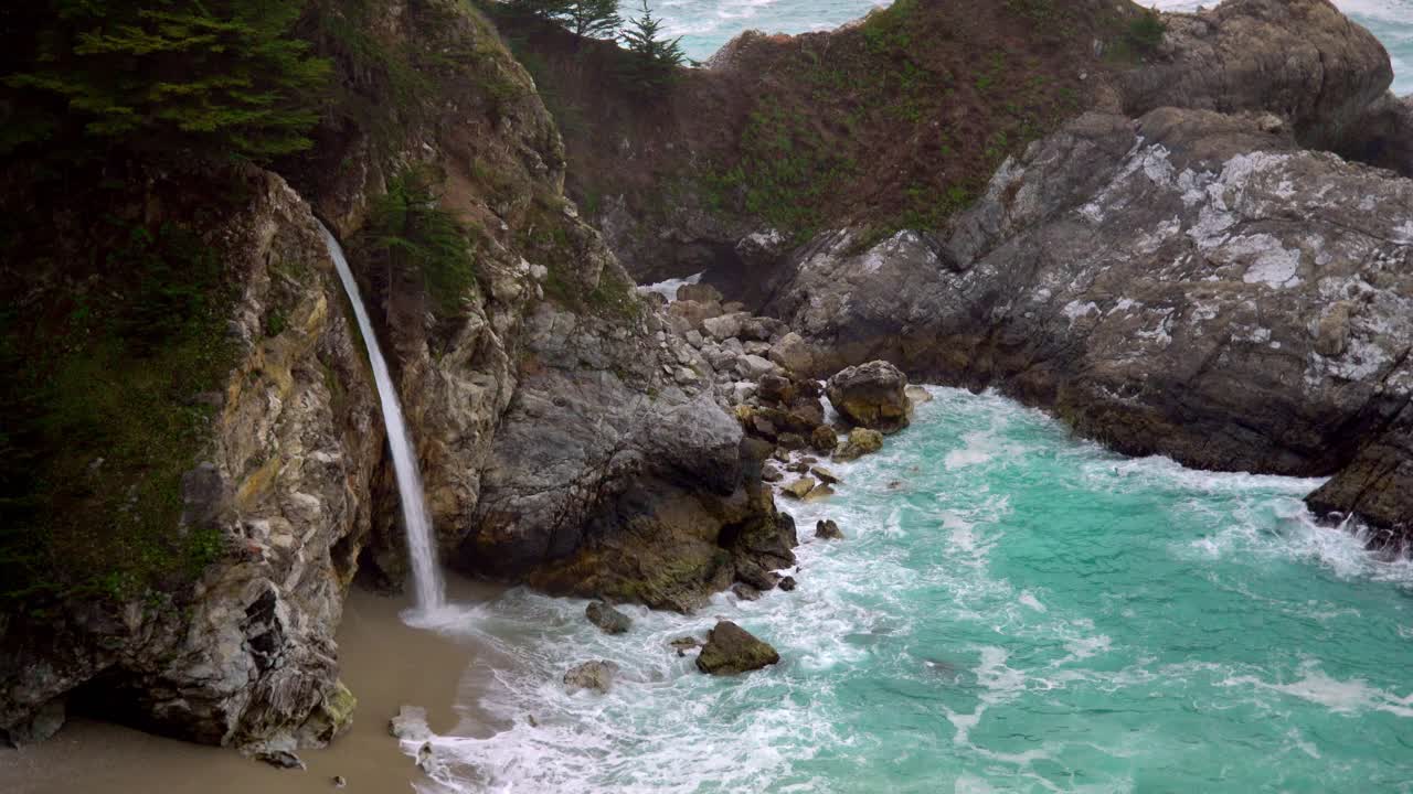 mcway falls, la carretera de la costa pacífica de california a principios de la primavera