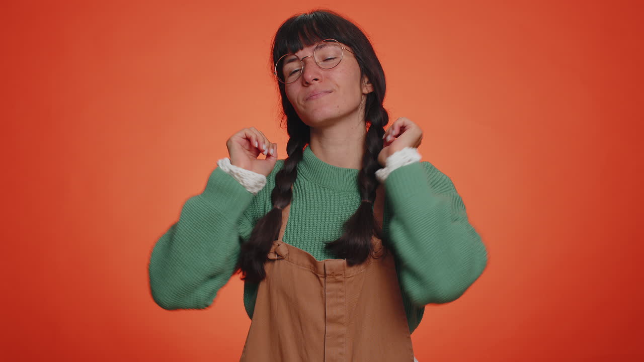 mujer cansada bostezando somnolienta descuidada sintiéndose somnolenta perezosa aburrida aburrida sufriendo de falta de sueño