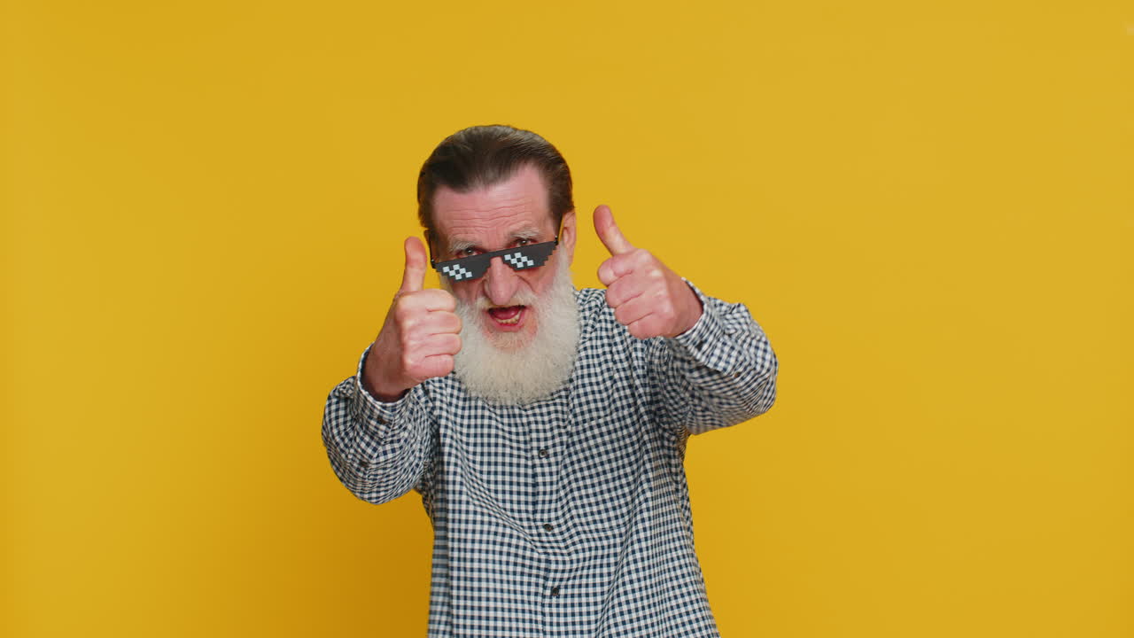 un anciano feliz con elegantes gafas de sol escuchando música bailando en una discoteca celebrando la victoria