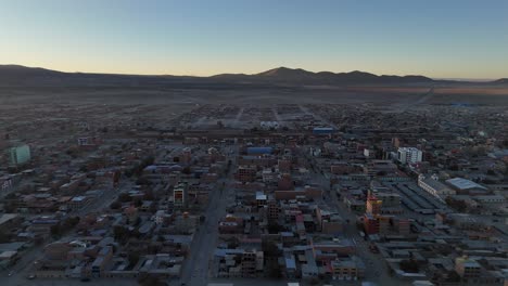 Salar-De-Uyuni-Pueblo-Ciudad-Drone-Vista-Aérea-Bolivia-Sudamérica-Tren-Cementerio