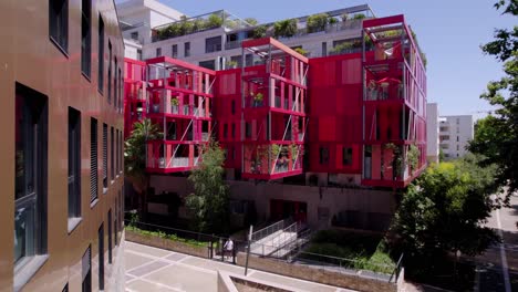 edificio de apartamentos rojo en el sur de francia