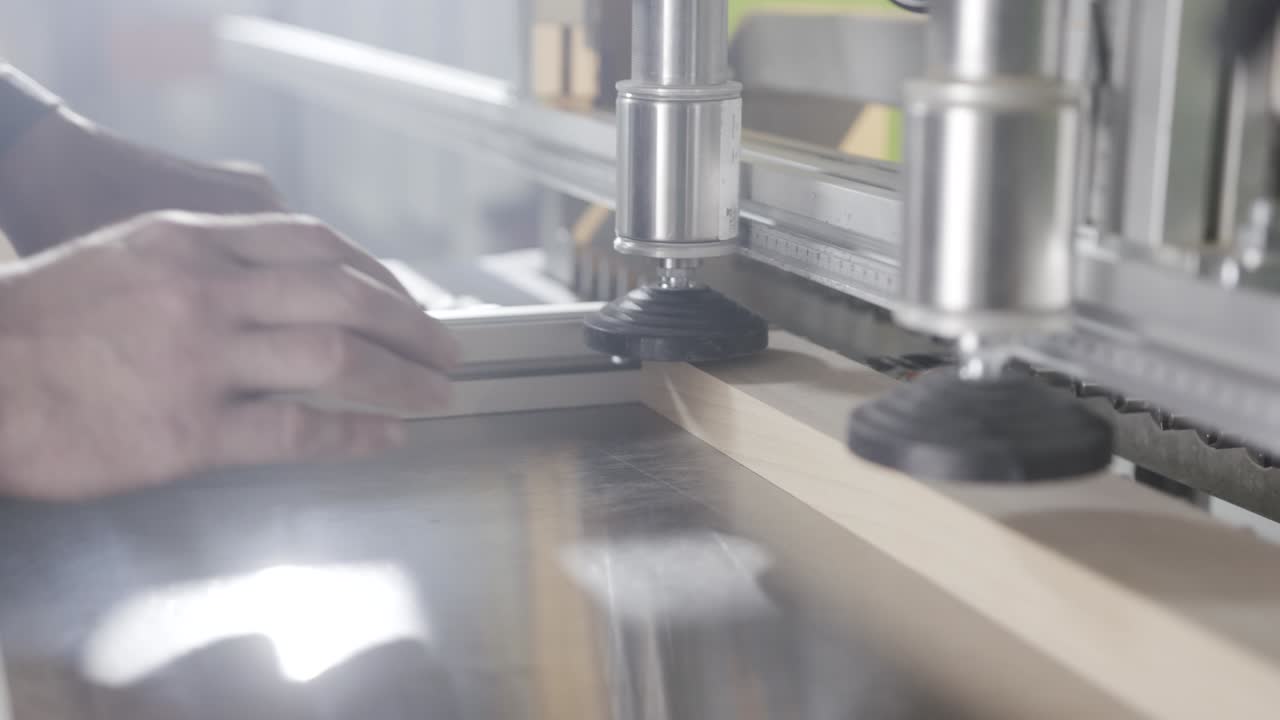 목재 가공 기계 를 운용 하는 노동자