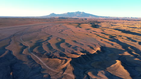 Amanecer-En-Las-Tierras-Baldías-Cerca-De-Hanksville,-Utah---Toma-Aérea-De-Drones