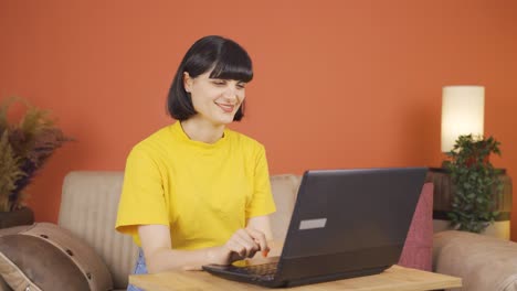 Zufrieden-Mit-Dem,-Was-Sie-Auf-Dem-Laptop-Sieht,-Nickt-Die-Frau.