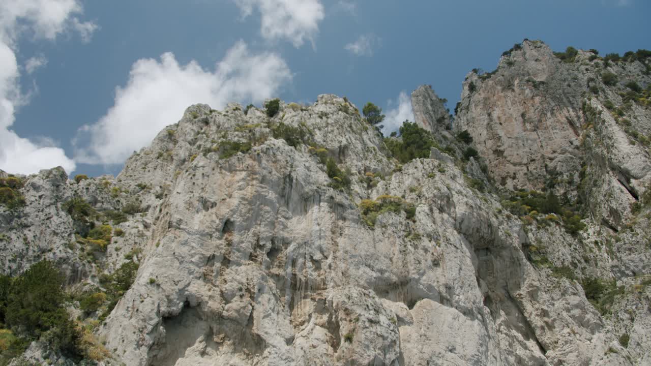 hermosa vista desde el mar de la magnífica isla de capri