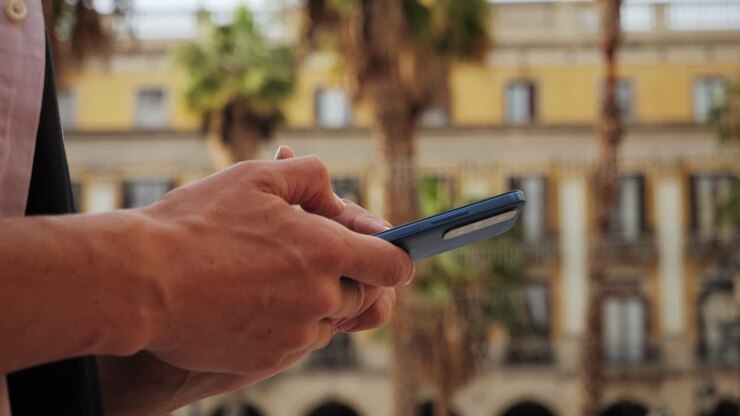 Turista che usa lo smartphone per cercare una posizione su un'applicazione di mappe online, primo piano macro. Escursionista che usa il GPS per trovare la destinazione in vacanza. Escursionismo in città o nella foresta, camminando in Europa.