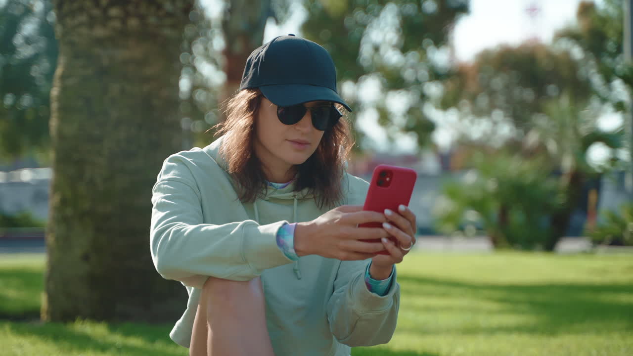 mujer usando un teléfono inteligente en un parque