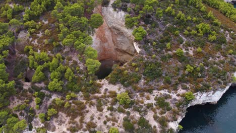 la gruta desde arriba con jetski explorando el interior de la cueva