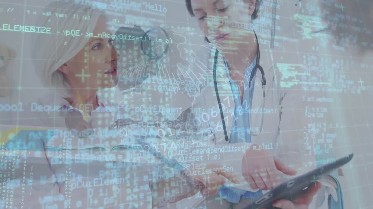 animación del procesamiento de datos sobre una doctora caucásica y un paciente anciano