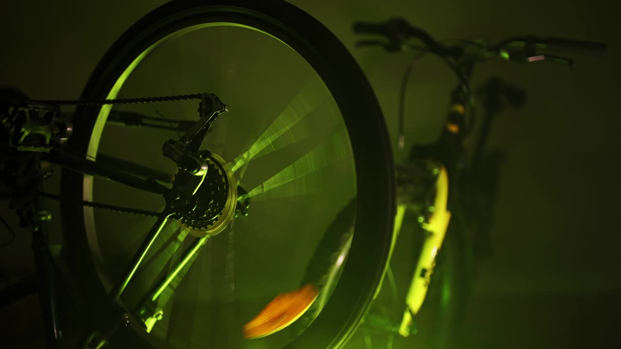 rueda de bicicleta en un taller. efectos rgb.