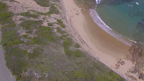 Luftaufnahme-über-Möwen-Von-Der-Klippe-Bis-Zum-Meer-Am-Point-Nepean