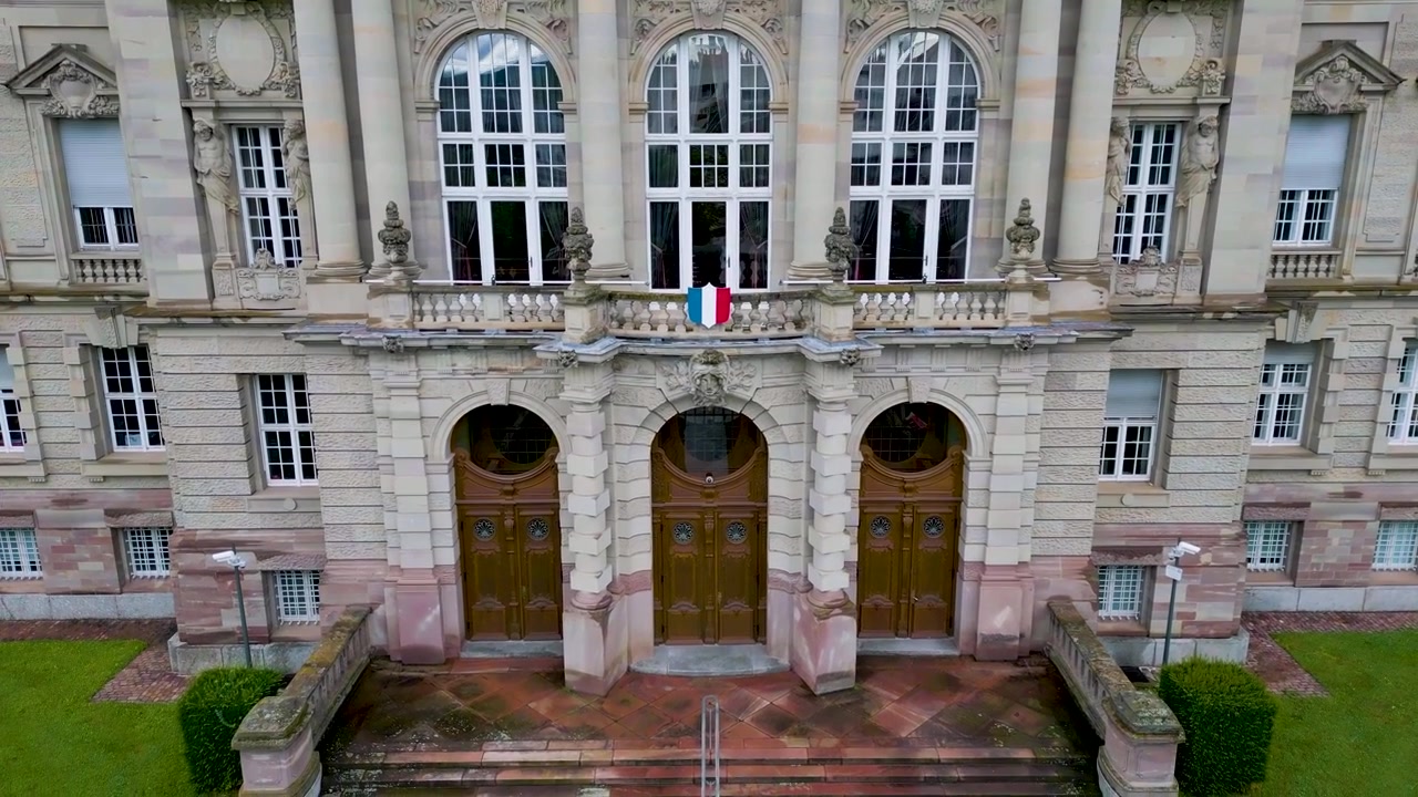 Video aereo con drone in 4K del Palazzo di Giustizia Storico della Corte d'Appello a Colmar, Francia