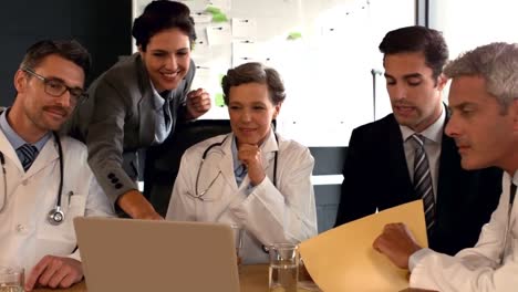 equipo médico trabajando juntos durante la reunión