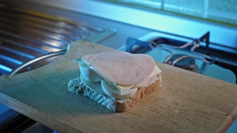 Vollkorntoast-Mit-Mayo-Aufstrich,-Gekochten-Eiern-Und-Hähnchensalami--Und-Käsescheiben