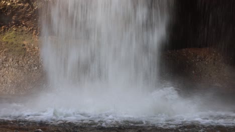 una cascada que cae en cascada en una piscina