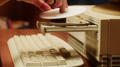 usando una computadora de escritorio antigua